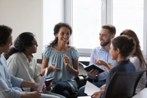 a therapist in a group discusses family therapy activities