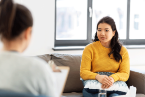 Woman listens to her therapist list off signs you need dual diagnosis treatment