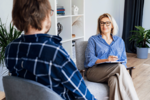 Person speaks to therapist about choosing a drug rehab in program in Omaha, NE